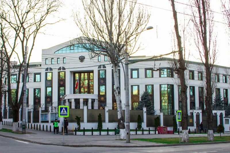 Молдова вигнала трьох працівників посольства РФ