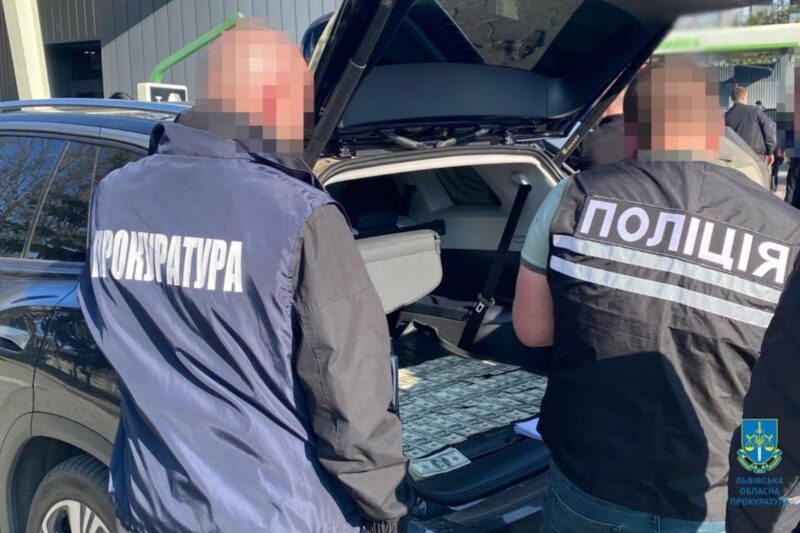 На Львівщині посадовця митниці затримали на хабарі