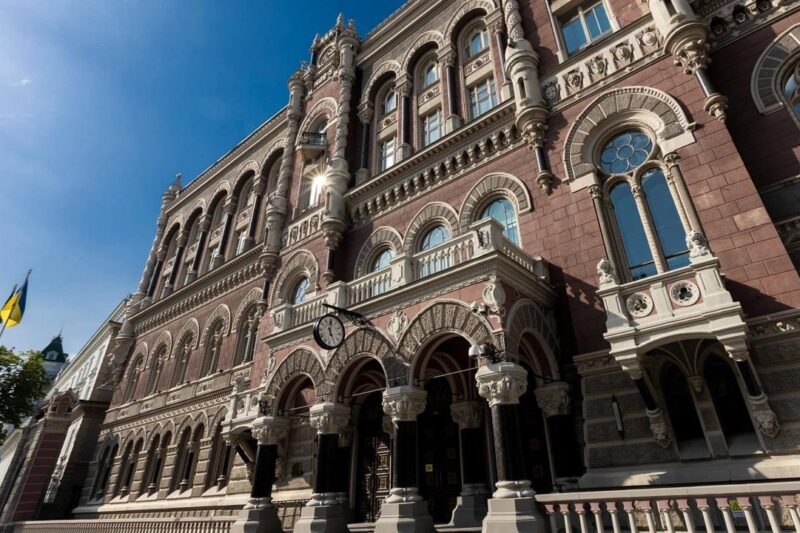 НБУ збільшив продаж доларів третій тиждень поспіль