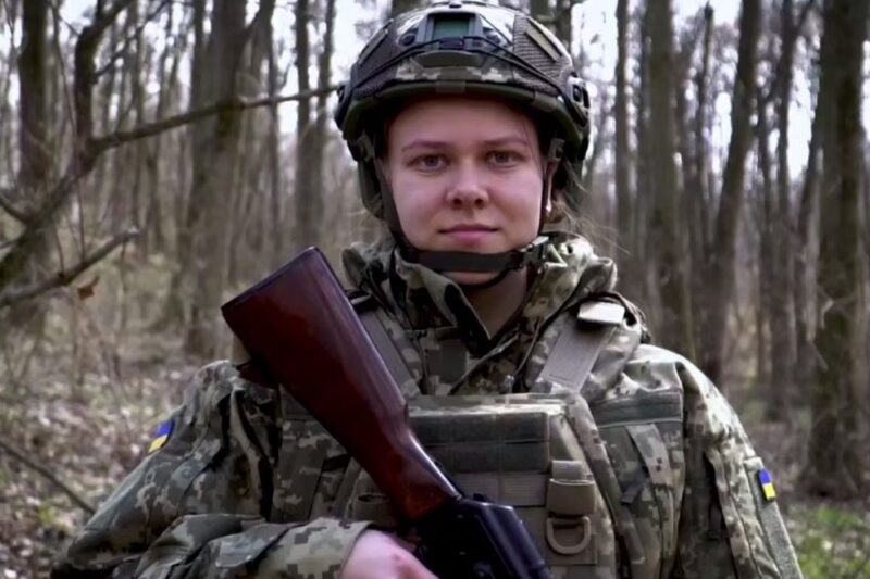 Перша дівчина стала до лав ЗСУ за Контрактом 18-24