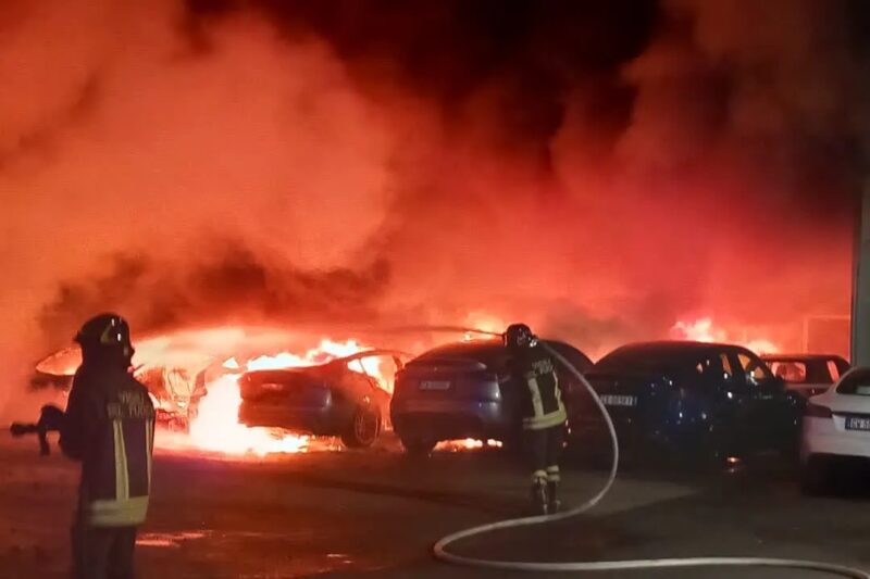В Римі спалахнув автосалон Tesla: постраждали 17 машин