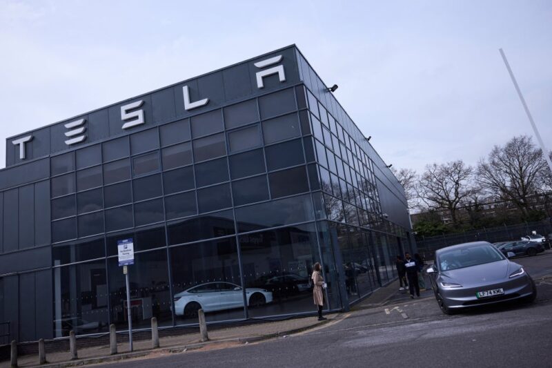 Акції Tesla втратили рекордні 36%