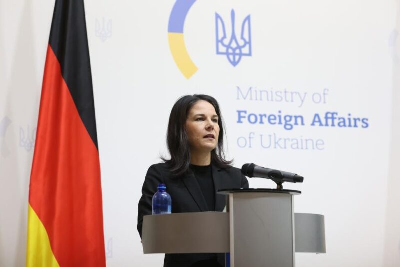 Бербок прибула з візитом до Києва