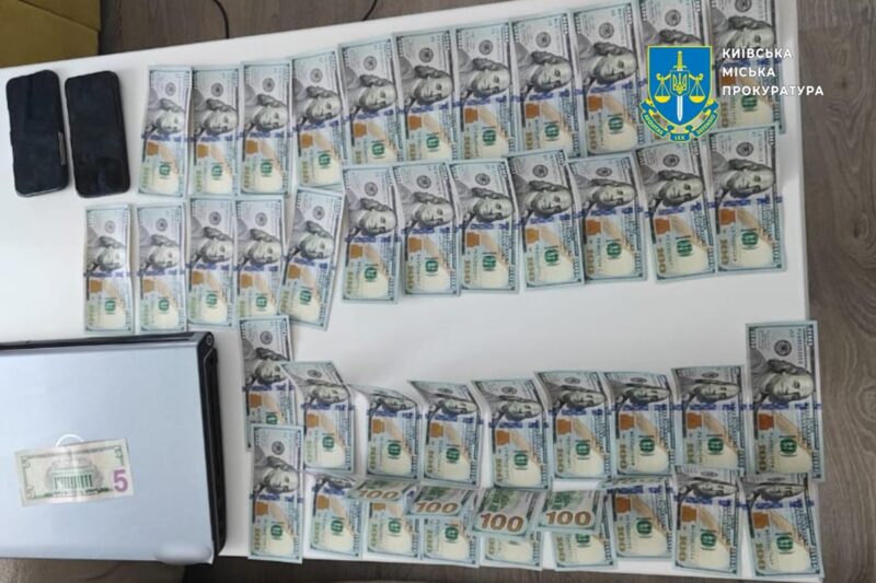 На Київщині троє спільників купували телефони Apple за фальшиві долари