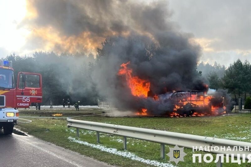 На Львівщині зіткнулися мікроавтобус та ГАЗель: семеро постраждалих