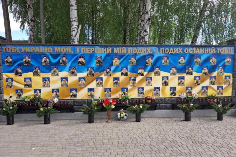 На Рівненщині хлопець вкрав квіти зі стели загиблих військових