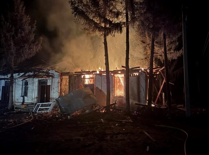 На Сумщині дрони РФ атакували сільгосппідприємство, виникла пожежа