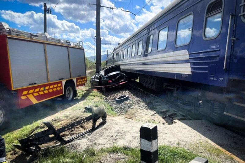 На Закарпатті авто зіткнулося з потягом
