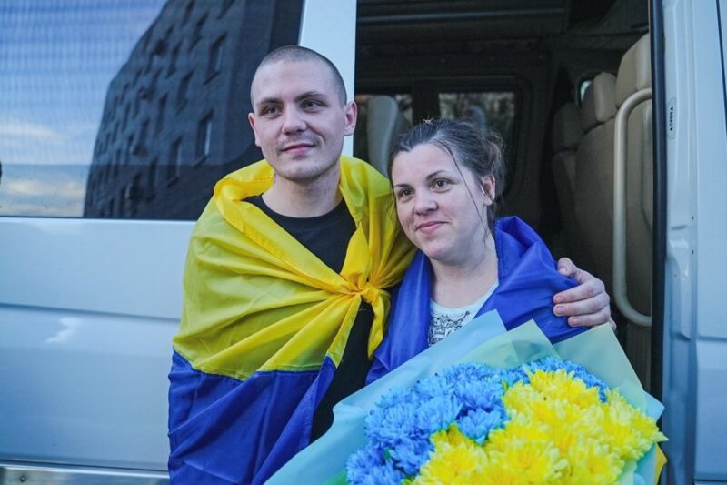 Не бачилися три роки: з полону РФ звільнили маму і сина
