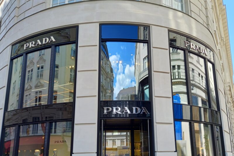 Prada купує Versace за 1,38 млрд доларів