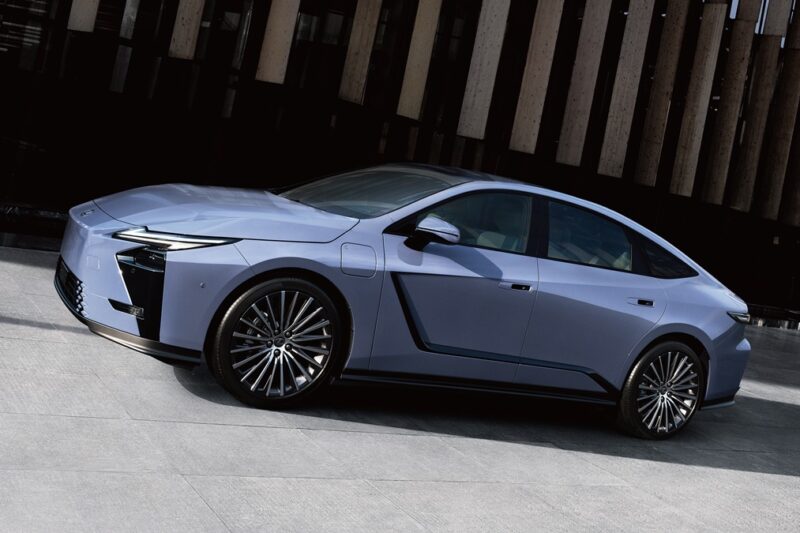 Презентовано нове покоління седана Lexus ES