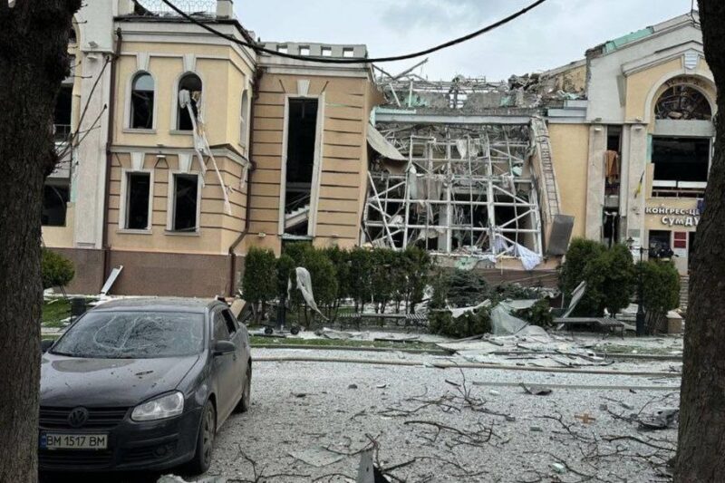 Ракетний удар РФ по Сумах: фото і відео руйнувань
