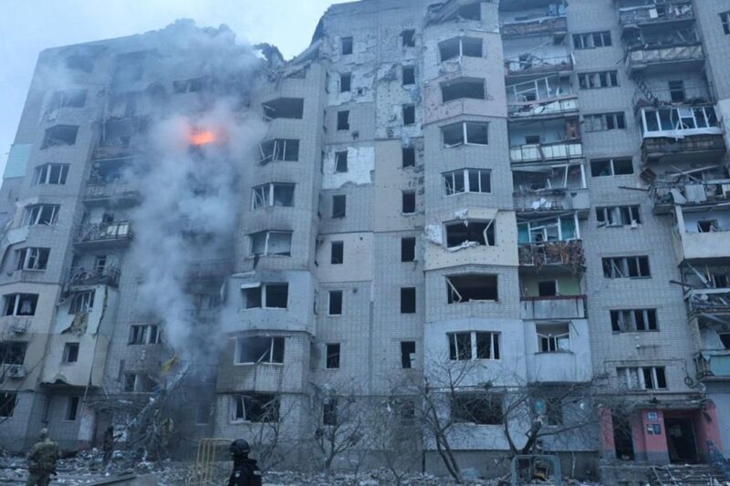 РФ вдарила по Куп’янську: спалахнула багатоповерхівка, є постраждалі