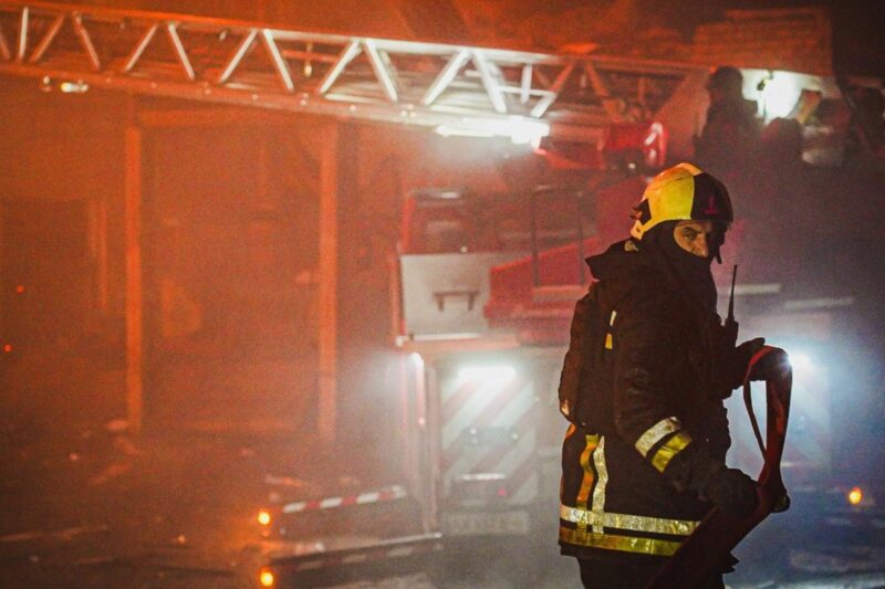 Росіяни вдарили по Харкову, здійнялися пожежі