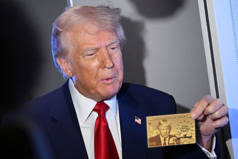 Трамп показав “золоту картку” з власним обличчям за $5 млн