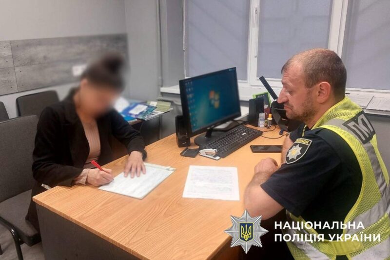 У День жалоби у Києві жінка слухала російську музику