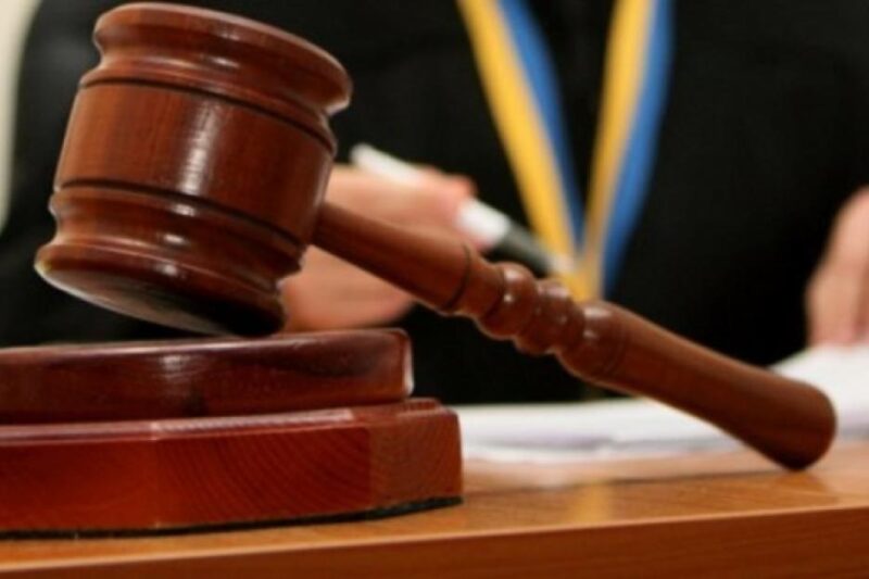 У Києві чоловік примушував падчерку до інтиму, поки її матір була на роботі