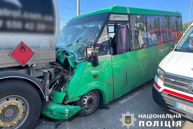 У Києві маршрутка в’їхала у вантажівку, п’ятеро постраждалих
