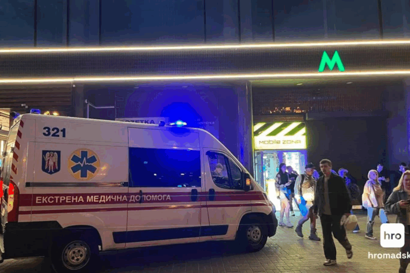 У київському метро пасажир потрапив під поїзд