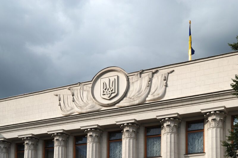 У Раді пропонують дозволити військові контракти 60+