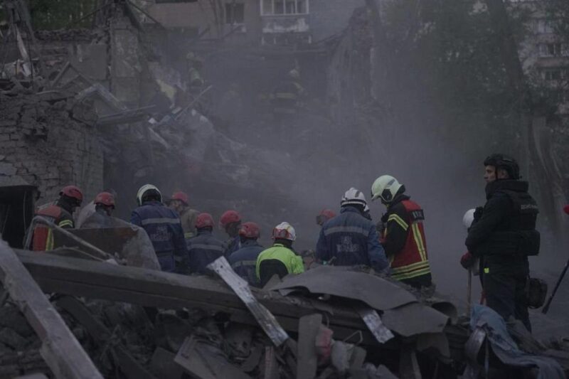 В Києві розбирають завали: підтверджена смерть восьми людей