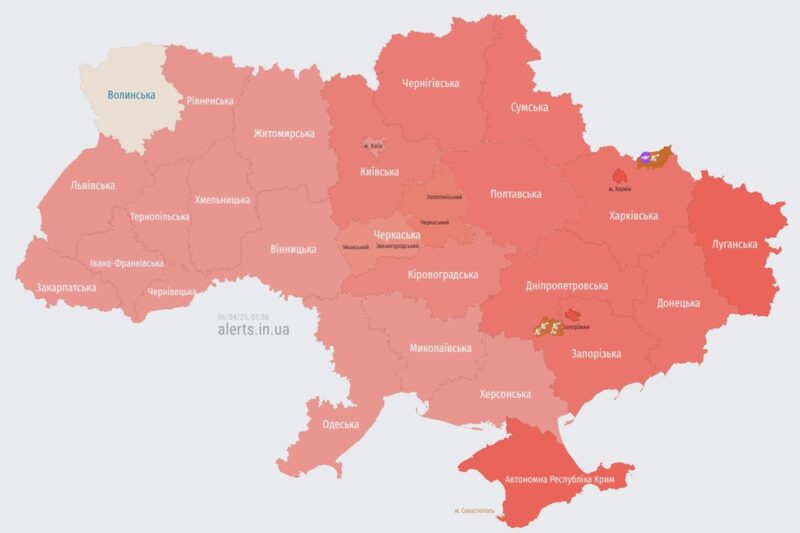 В Київській області пролунали вибухи, в Україні оголошено масштабну тривогу