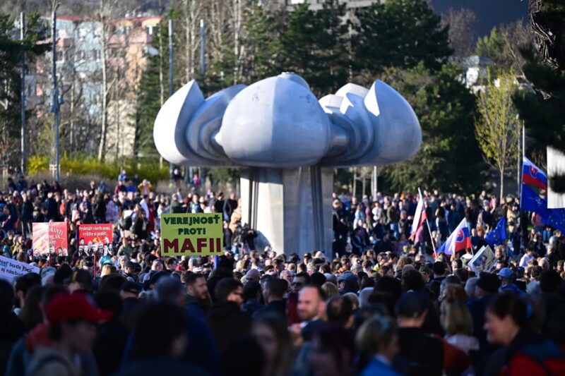 В Словаччині масово протестують проти скандального проєкту уряду Фіцо