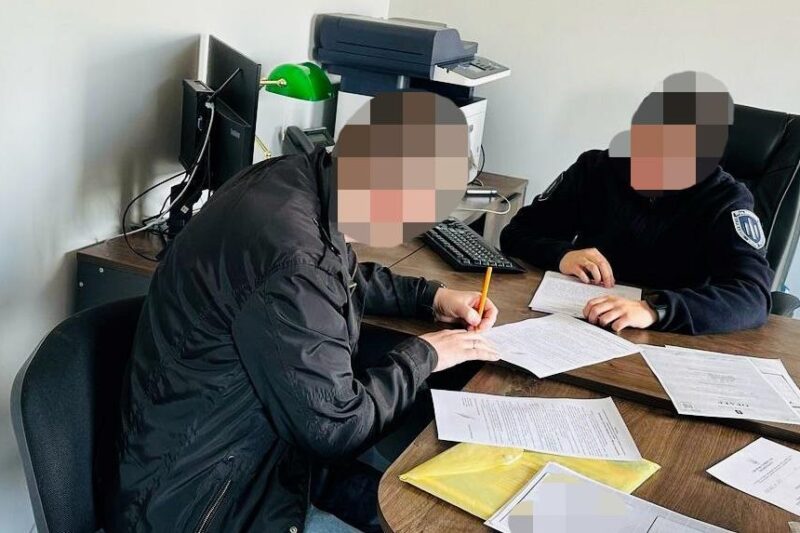 Викрито чиновника ТЦК, що за гроші змінював дані в системі Оберіг