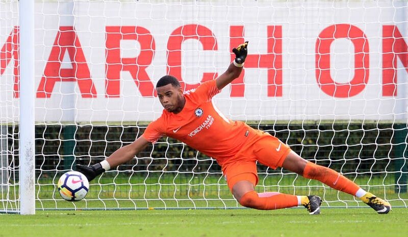 Воротар Челсі поповнив лави військових і готовий їхати в Україну