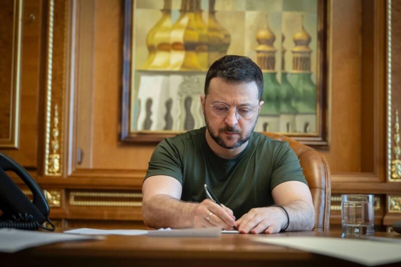 Зеленський продовжив мобілізацію і воєнний стан