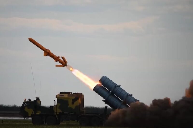 Зеленський: Україна виробляє для фронту 40% зброї