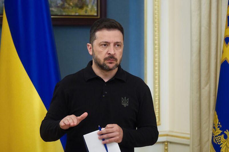 Зеленський заслухав доповідь Сирського
