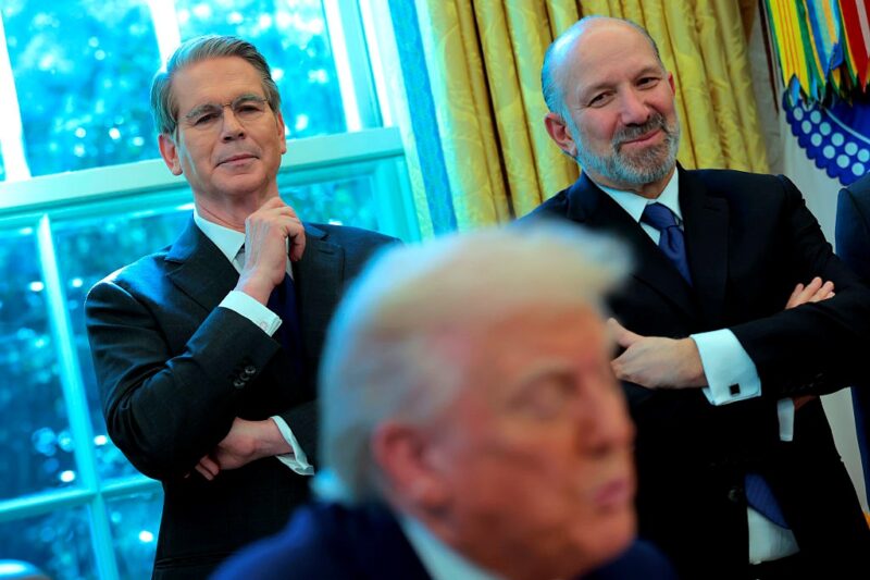 ЗМІ дізналися, хто вмовив Трампа призупинити тарифи
