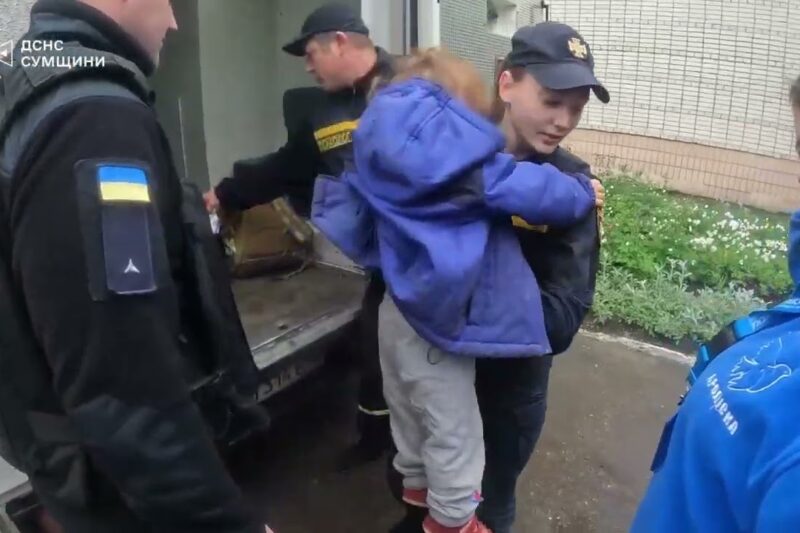 Сумщина: евакуювали дітей, чиї матері перебували в автобусі, по якому ворог учора завдав удару