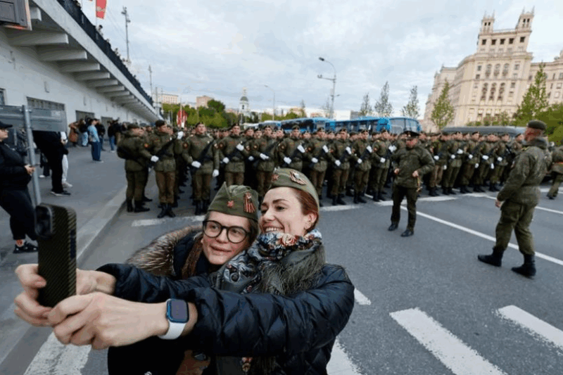 До Москви на парад приїдуть п’ять депутатів Європарламенту – ЗМІ