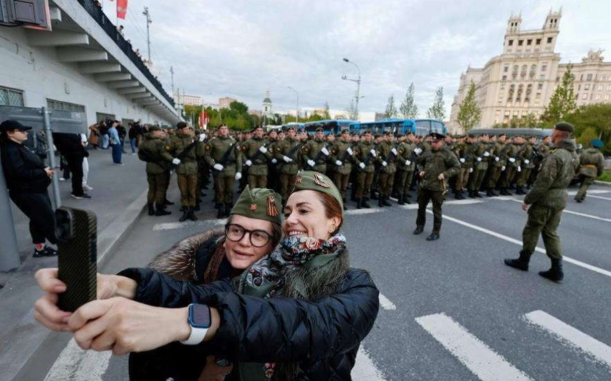 Новини світу - До Москви на парад приїдуть п’ять депутатів Європарламенту - ЗМІ