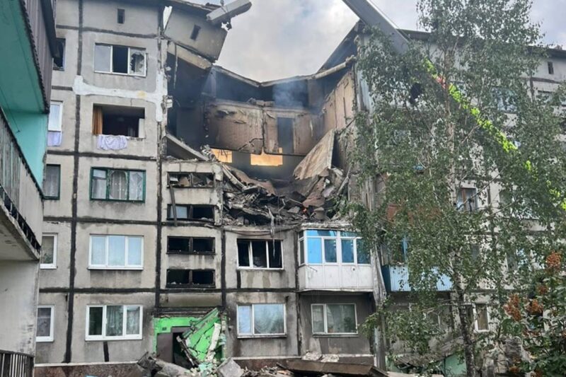 Дрон росіян влучив у п’ятиповерхівку на Донеччині