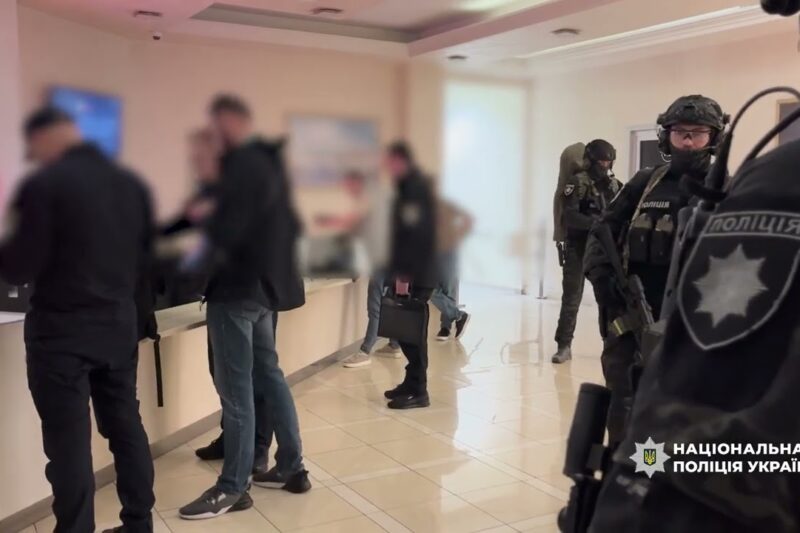 Привласнили кошти однієї з найбільших нафтопереробних компаній України: поліція провела 50 обшуків