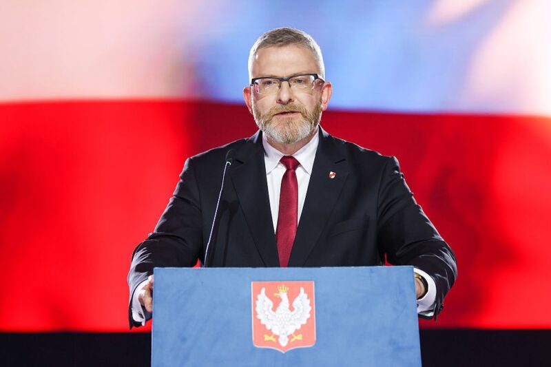 Кандидат у президенти Польщі зірвав прапор ЄС і витер ним взуття