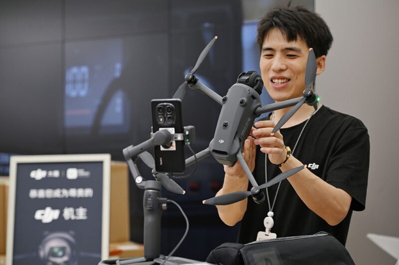 Китай припинив продаж дронів Mavic Україні, але постачає їх Росії – ЗМІ