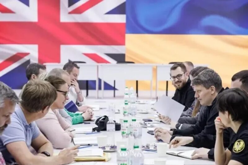 Київ і Лондон підписали мільярдну угоду на зброю