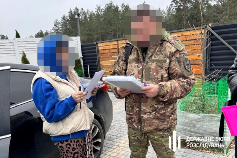 Командир частини незаконно виплатив підлеглій понад 800 тис “бойових”
