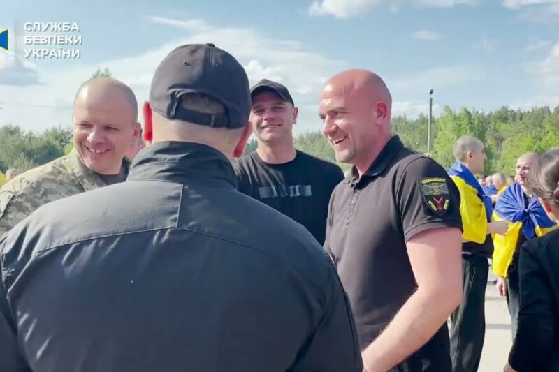 З полону звільнили ще 390 українців, – ексклюзивне відео СБУ з першої частини обміну 1000 на 1000