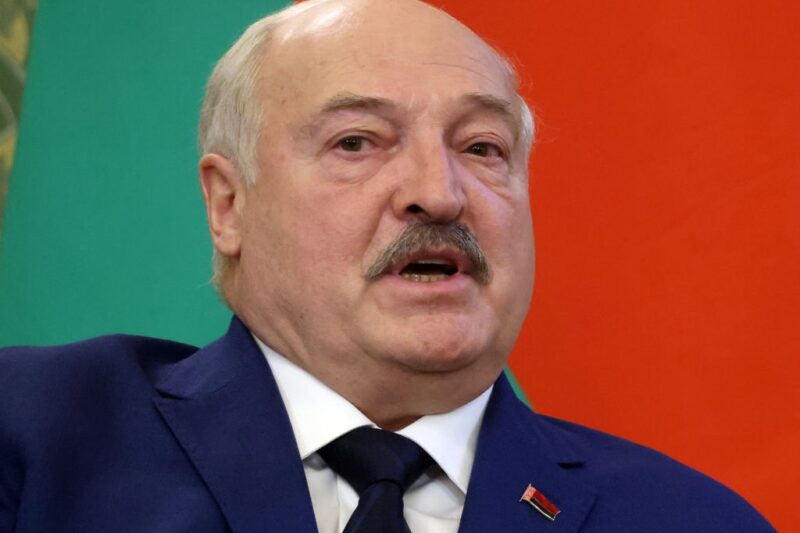 Лукашенко визнав, що затримався на посаді