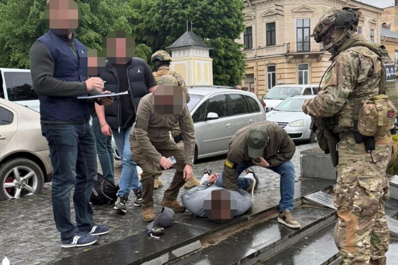 На Буковині затримали правоохоронця за організацію схеми для ухилянтів