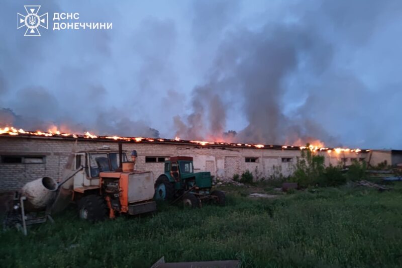 На Донеччині – масштабна пожежа через атаку дронів
