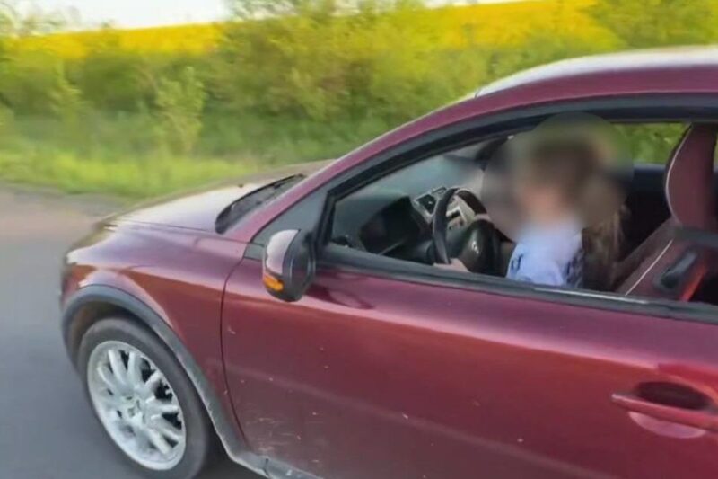 На Львівщині батько посадив малолітню доньку за кермо