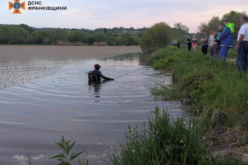 На Прикарпатті у ставку потонув хлопчик