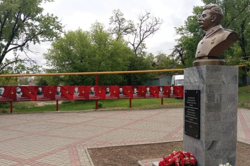 Окупанти встановили памʼятник Сталіну в Мелітополі