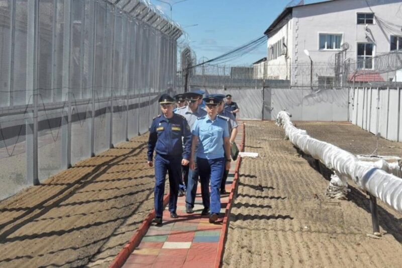Працівнику колонії РФ оголошено підозру за знущання з українських полонених